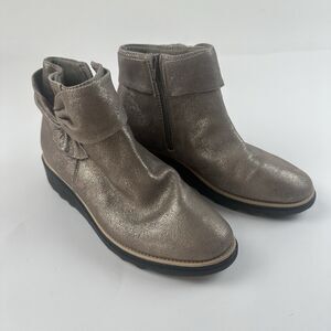 Clarks Collection Sharon Zip Ankle Bootie Women’s 7.5 Gold Taupe Comfort Casual